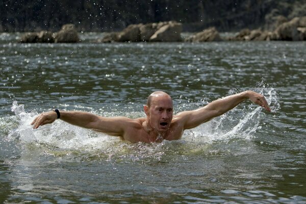 Vladimir Putin si bagna in un fiume