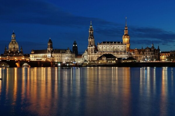 Dresden(Deutschland) im Spiegelbild der Nachtstadt