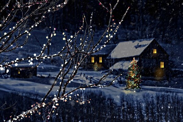 Noworoczna zimowa noc z lampionami w pobliżu domów i jodeł