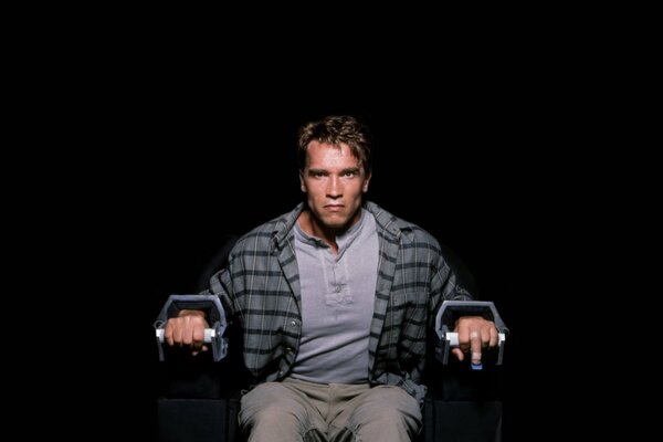 El malvado Arnold Schwarzenegger está encadenado a una silla