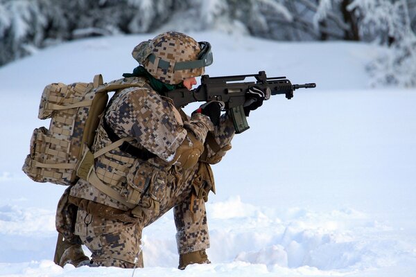 Soldat de l armée lettone tire dans la forêt d hiver