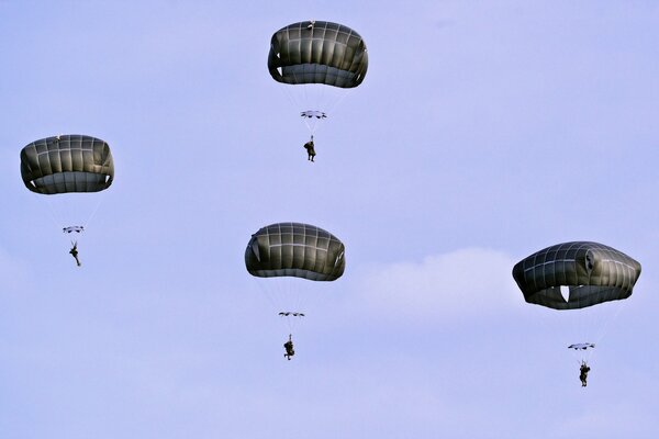 Parachutistes américains formés
