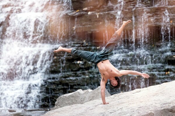 Michael Demski tanzt am Wasserfall