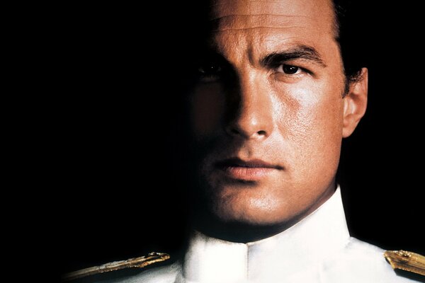 Steven Seagal en una chaqueta naval