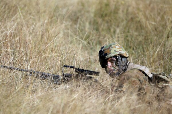 Soldado en el campo en un puesto de combate