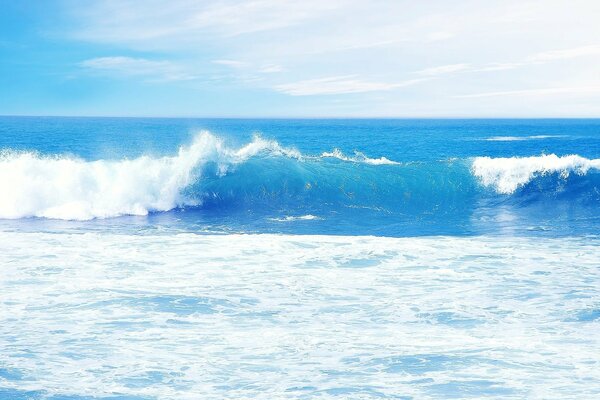 Onde nell oceano in una giornata di sole