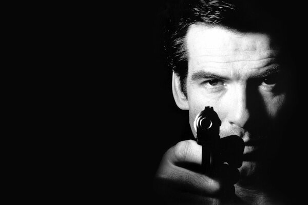 Pierce Brosnan pour le rôle de James Bond dans The Gun