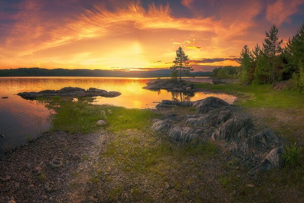 Ein warmer Sonnenuntergang am Fluss. Landschaft