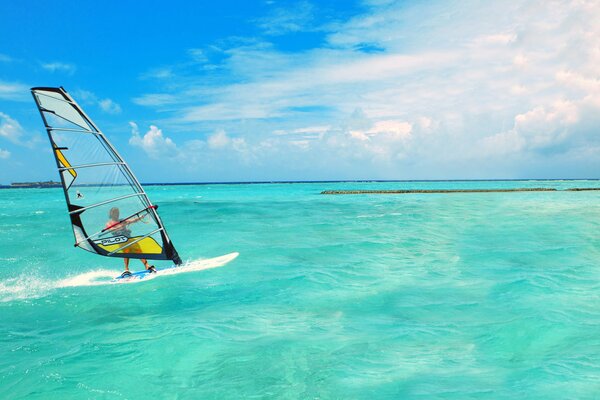 Windsurfsport für Meer, Himmel, Wolken