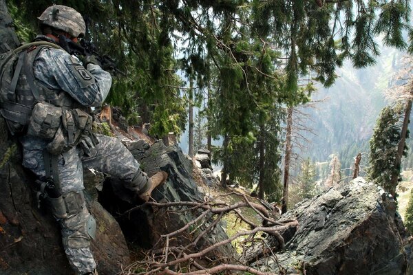 Ein Soldat steht auf einem Bergfelsen