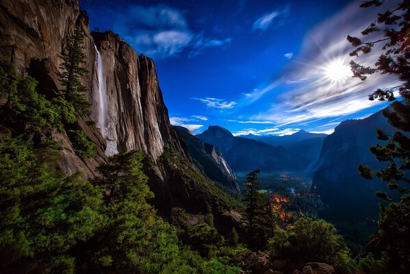 Wasserfall aus dem Berg. Yosemite-Nationalpark