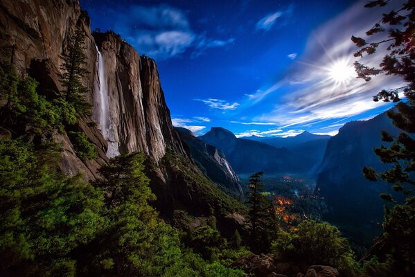 Cascade de la montagne. Parc National de Yosemite