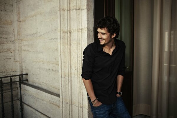 Orlando Bloom sur le balcon