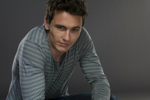 Photo sur fond gris de l acteur James franco