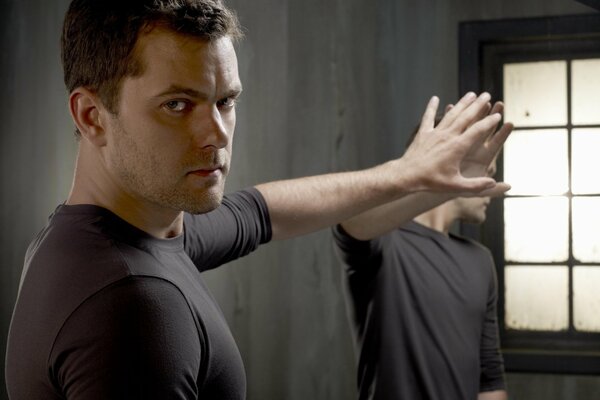 Acteur Joshua Jackson et le reflet dans le miroir