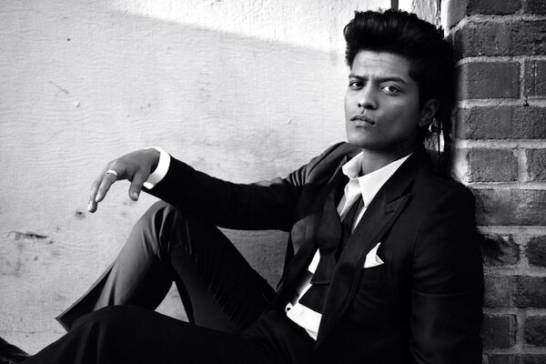 Bruno mars en costume noir