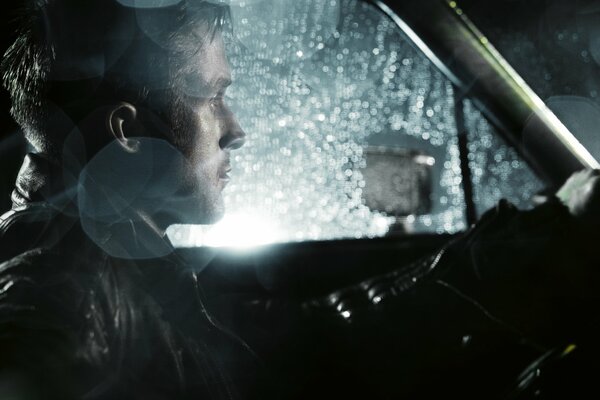 Attore di Hollywood in macchina e fuori dalla finestra pioggia