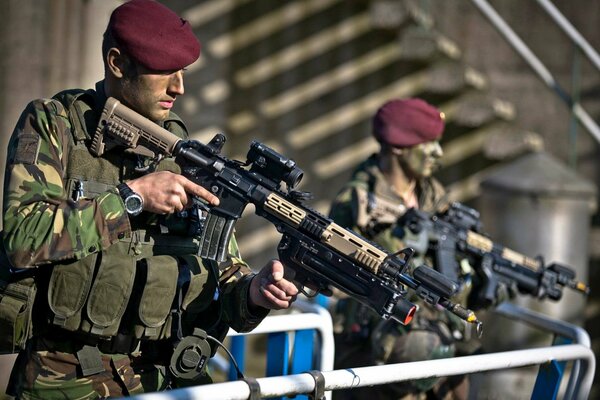 Bewaffnete Soldaten der königlichen Armee