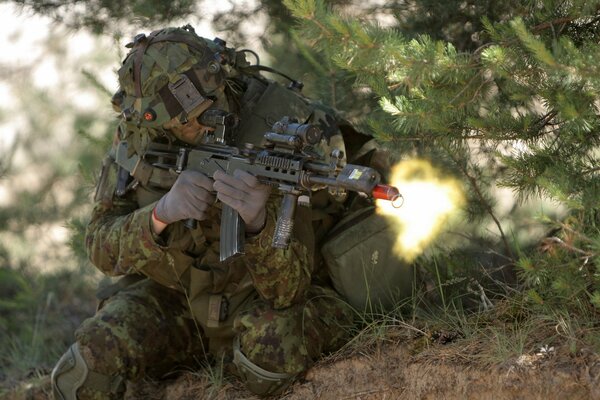 Soldat de l armée estonienne avec des armes