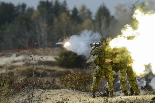 Les soldats font sauter les tranchées ennemies