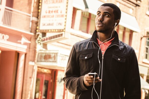 Negro con iPhone y auriculares Apple