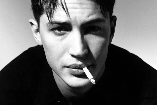Jeune Tom Hardy fume une cigarette