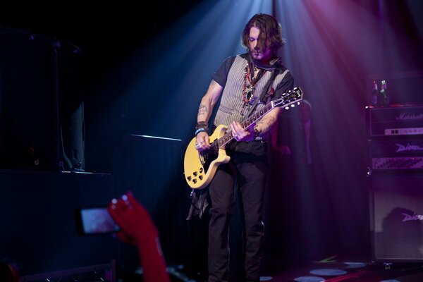 Bel homme avec une guitare lors d un concert