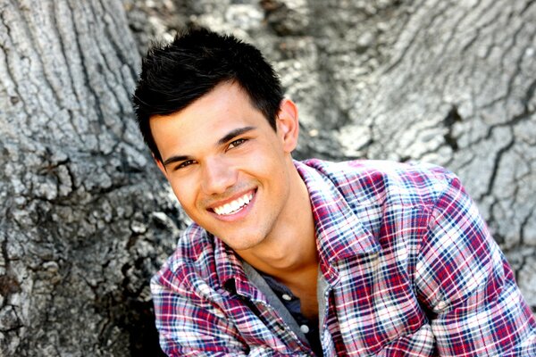 El sonriente actor Taylor Lautner