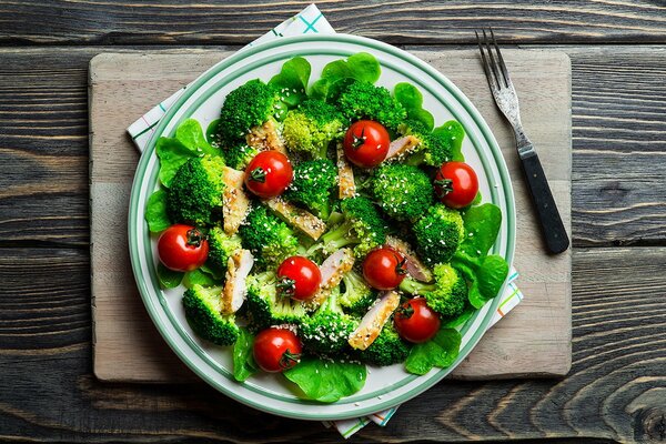 Insalata di broccoli e pollo con pomodori