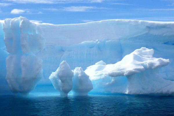 El iceberg de la montaña de hielo crece de la niebla