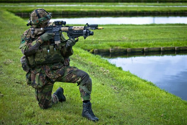 Żołnierz królewskiej armii holenderskiej z bronią