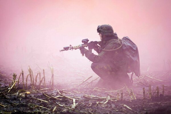 Żołnierz z bronią we mgle w polu