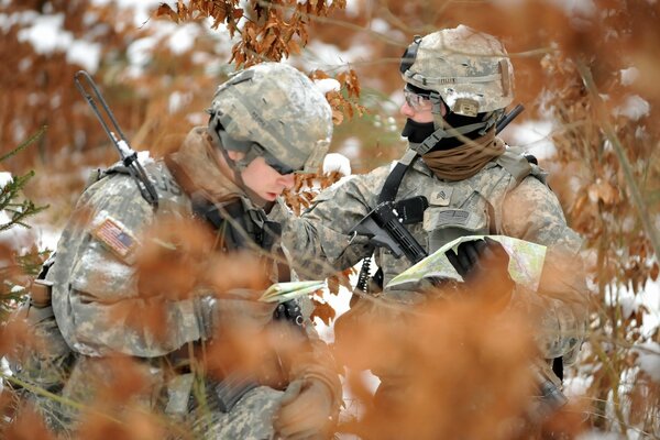 Zwei Soldaten im Herbstwald