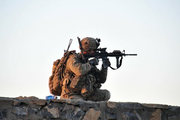 Soldado con armas en una colina