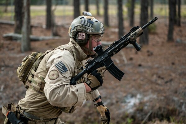 Soldat avec des armes à l exercice dans la forêt