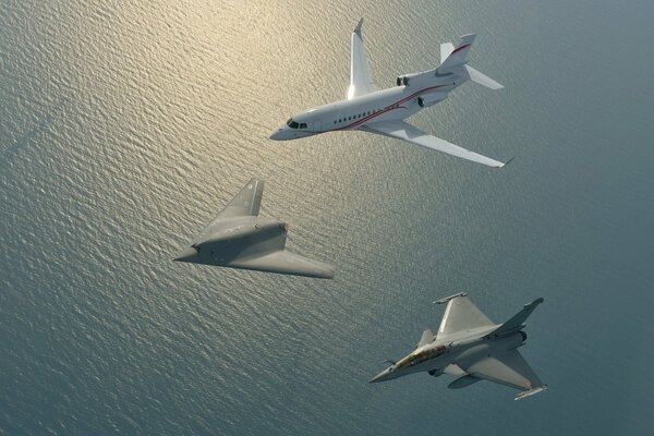 Tres aviones diferentes vuelan sobre el mar