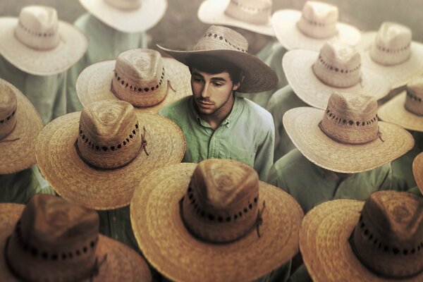 El mismo ruido en la multitud. El chico con la cabeza en alto