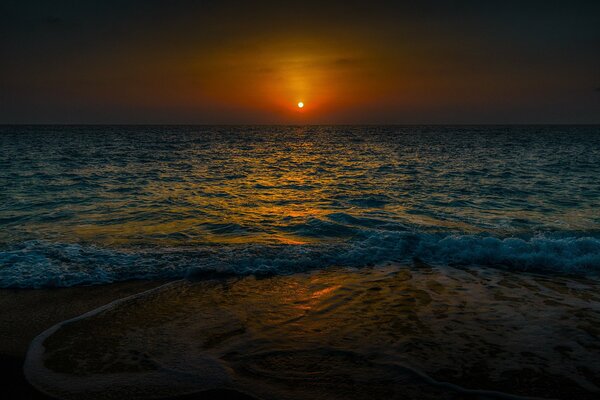 Coucher de soleil au crépuscule sur la rive