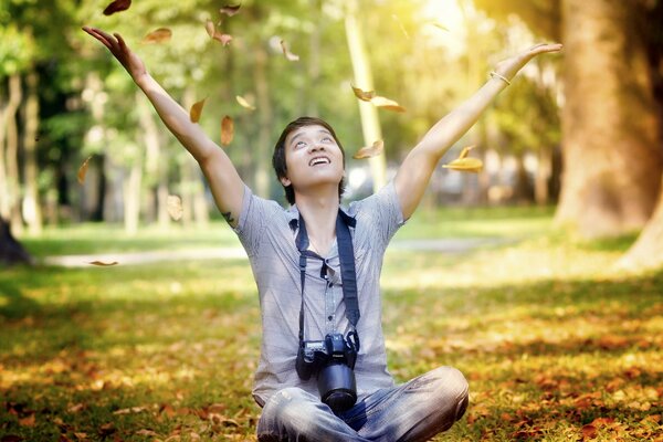 A guy with a photo parat in the autumn forest