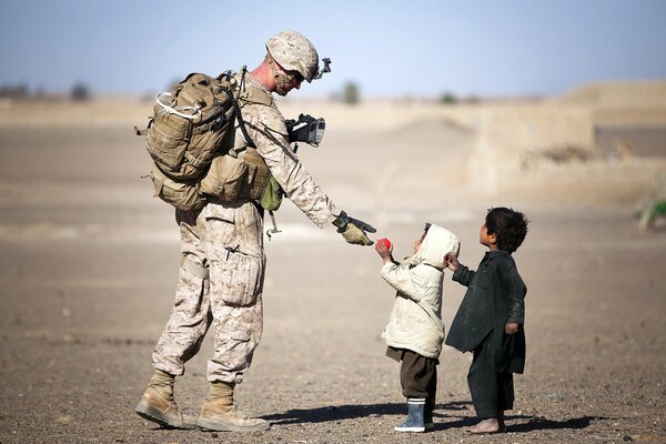 Soldat avec des enfants en Afghanistan