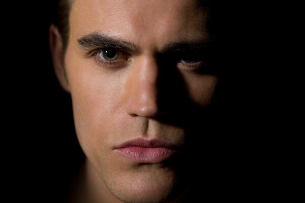 Paul Wesley sur fond noir et son regard perçant