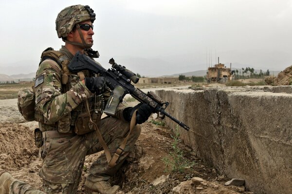 Soldado con armas en una emboscada