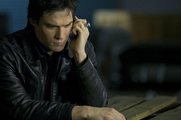 Ian Somerhalder, Schauspieler der Serie The Vampire Diaries, trägt eine Lederjacke und einen Ring an der Hand