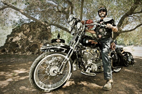 Biker mit Helm und Brille auf einem Motorrad