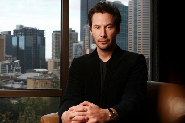 Keanu Reeves ha le mani chiuse