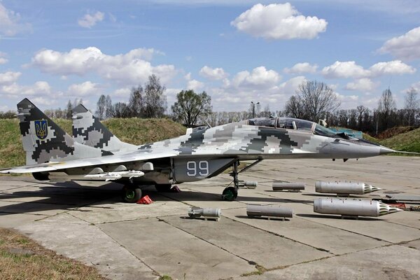 Militärflugzeug mit Raketen, die auf der Landebahn liegen