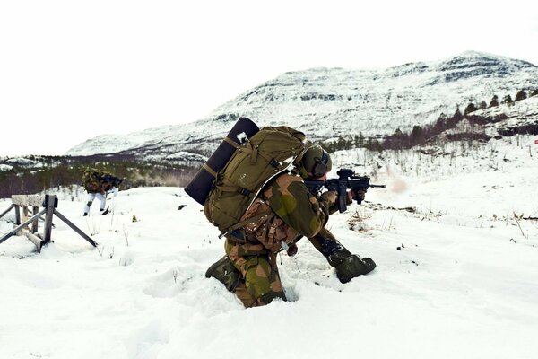 Soldiers with weapons in the Norwegian army