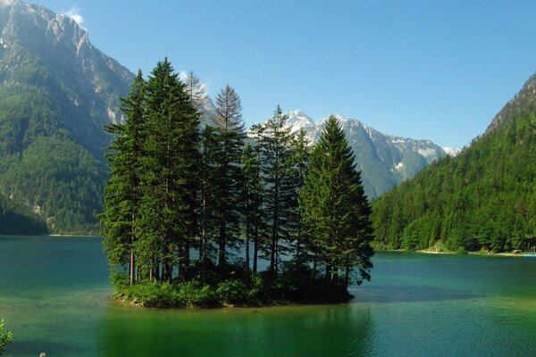 Ein Gerüst inmitten eines Sees inmitten eines Bergmassivs im Sommer