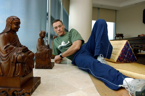 L acteur Jean-Claude Van Damme aux statuettes