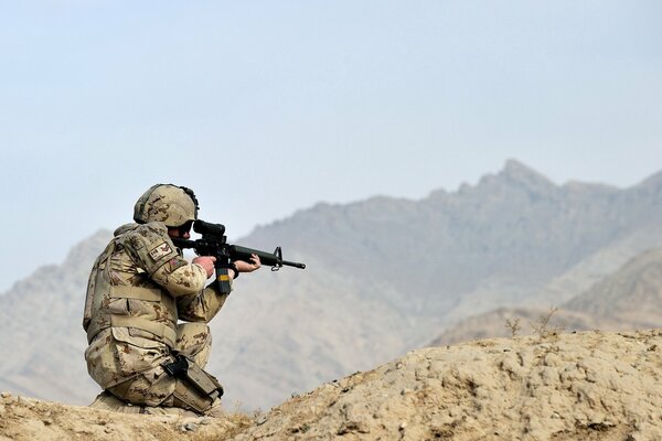 Sur un sommet de montagne sous la vue d un fusil d assaut